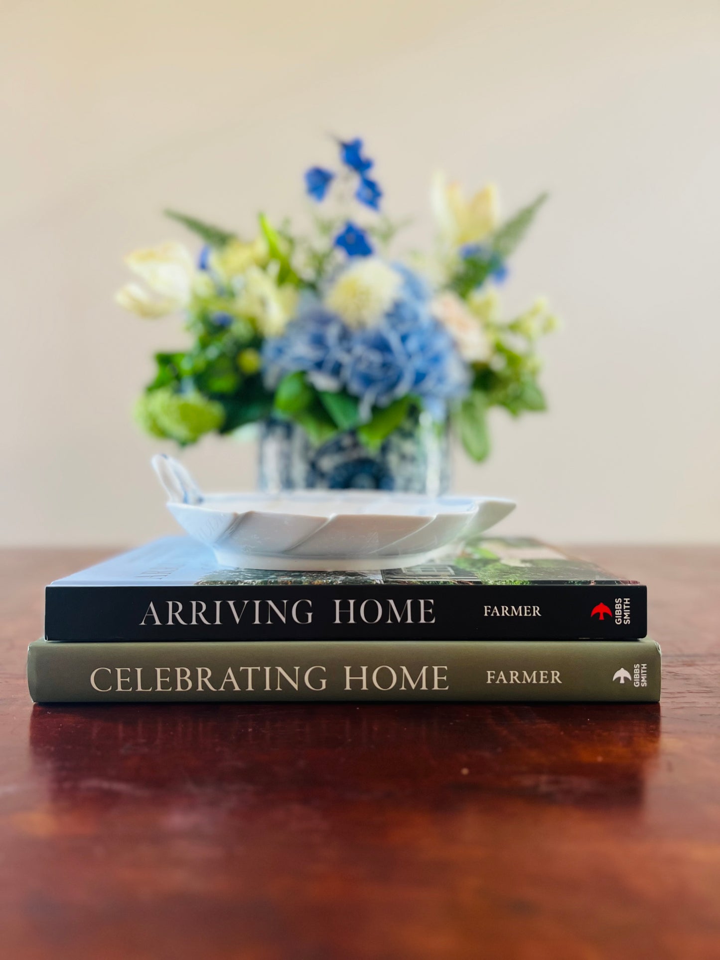 Handled Leaf Dish Blue Onion (Sword Backstamp)