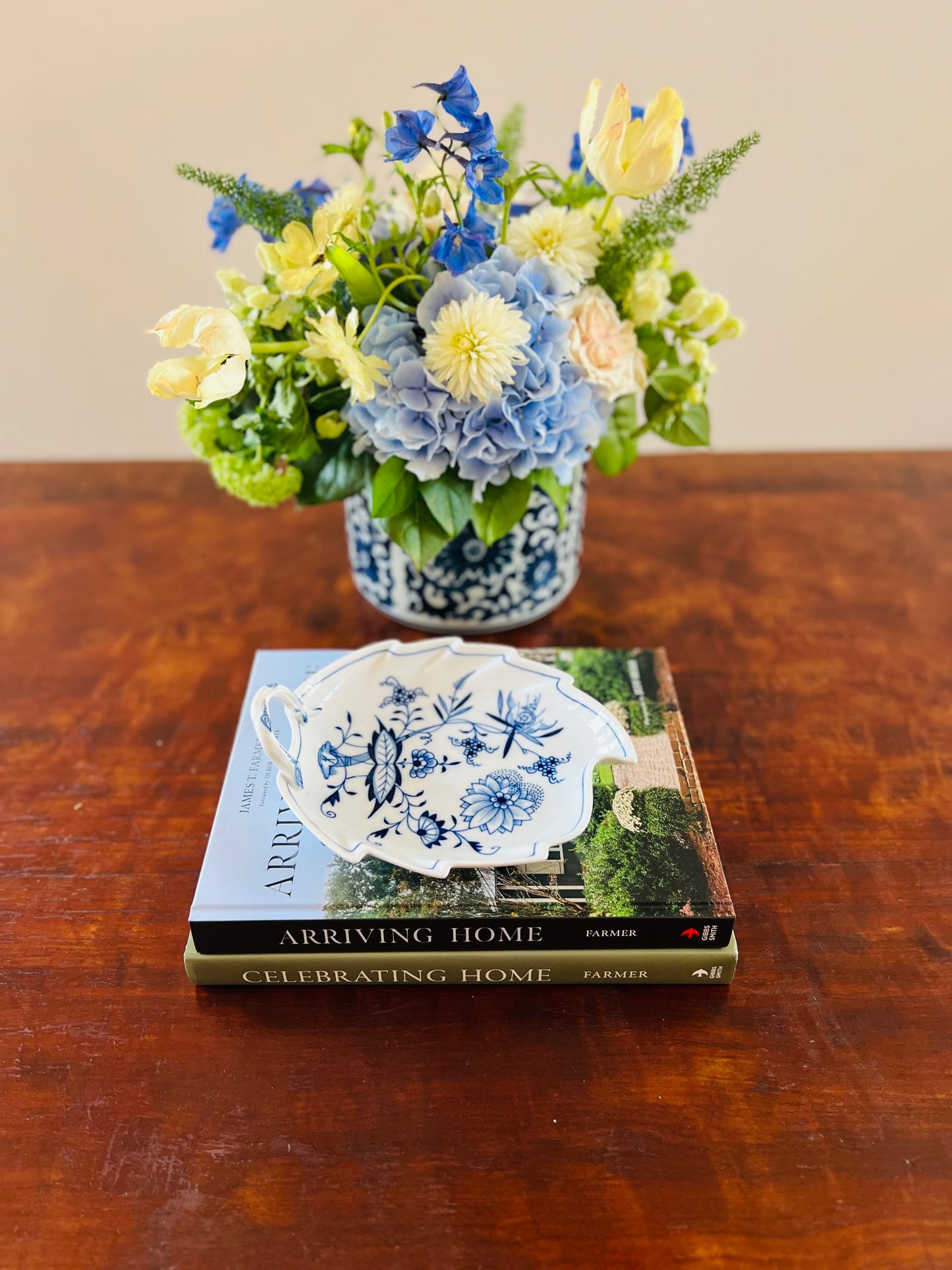 Handled Leaf Dish Blue Onion (Sword Backstamp)